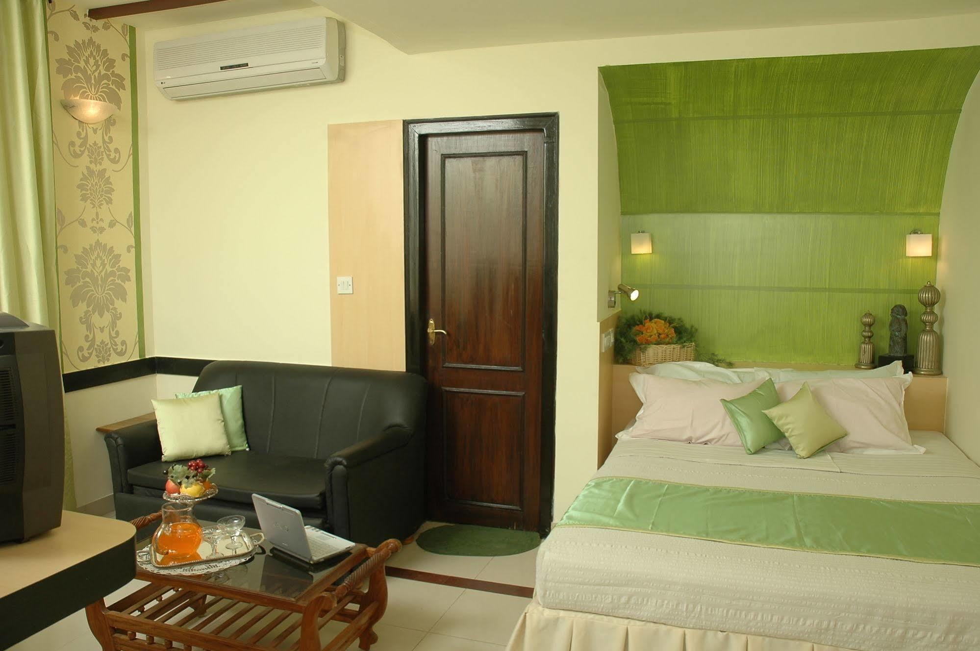 Istay Hotels Infantry Road Bangalore Exterior photo